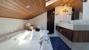 Executive Penthouse, 3 Bedrooms | Bathroom | Shower, free toiletries, hair dryer, towels - Annecy Pousada (Campos do Jordão)