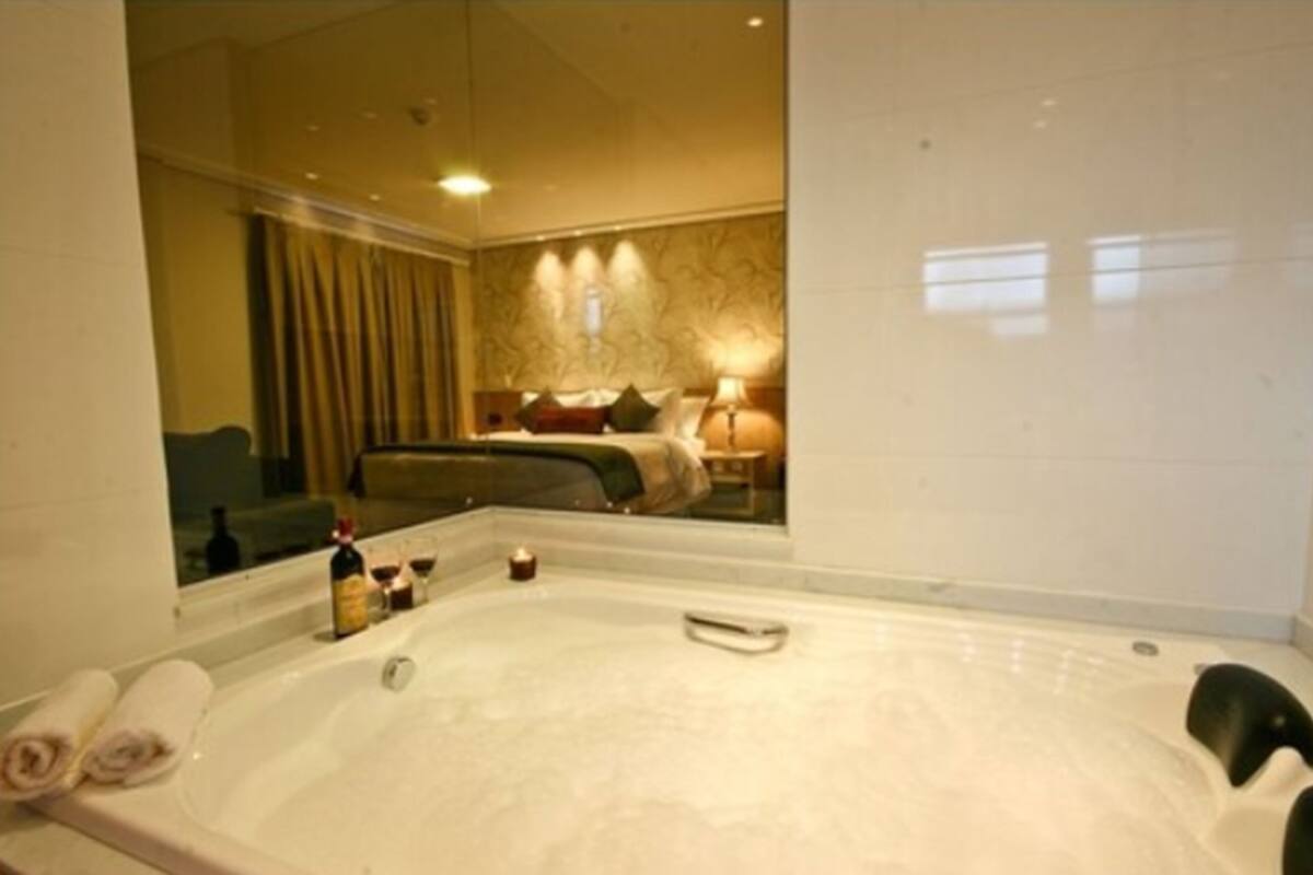 premium suite | bathroom | shower, free toiletries, hair dryer, towels