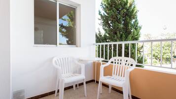 Caja de seguridad en la habitación y escritorio