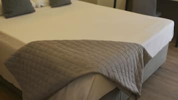 Habitación Confort con 1 cama matrimonial o 2 individuales, baño privado | Minibar, caja de seguridad en la habitación, escritorio y wifi gratis