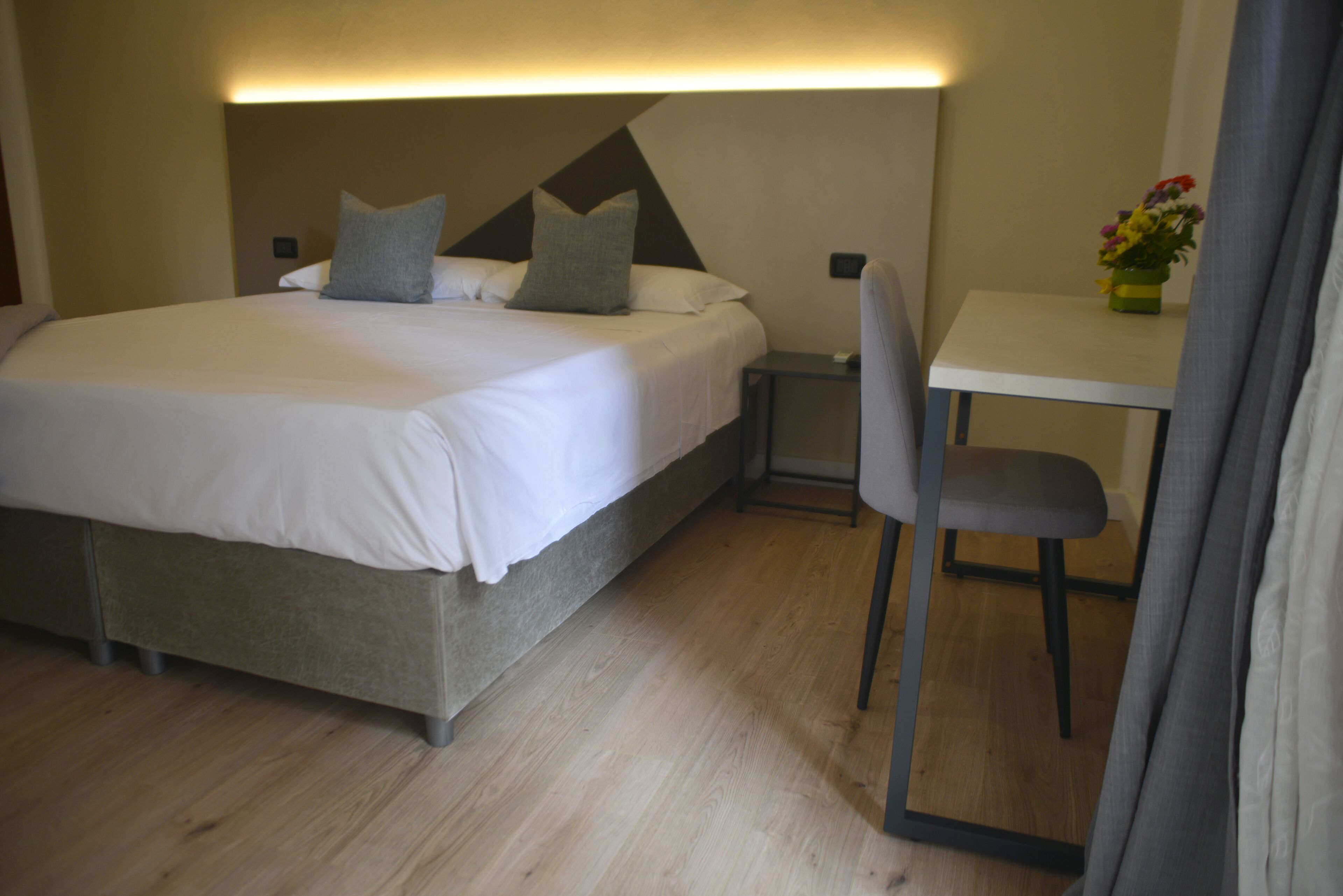 comfort double or twin room, private bathroom | minibar, in-room safe, desk, free wifi
