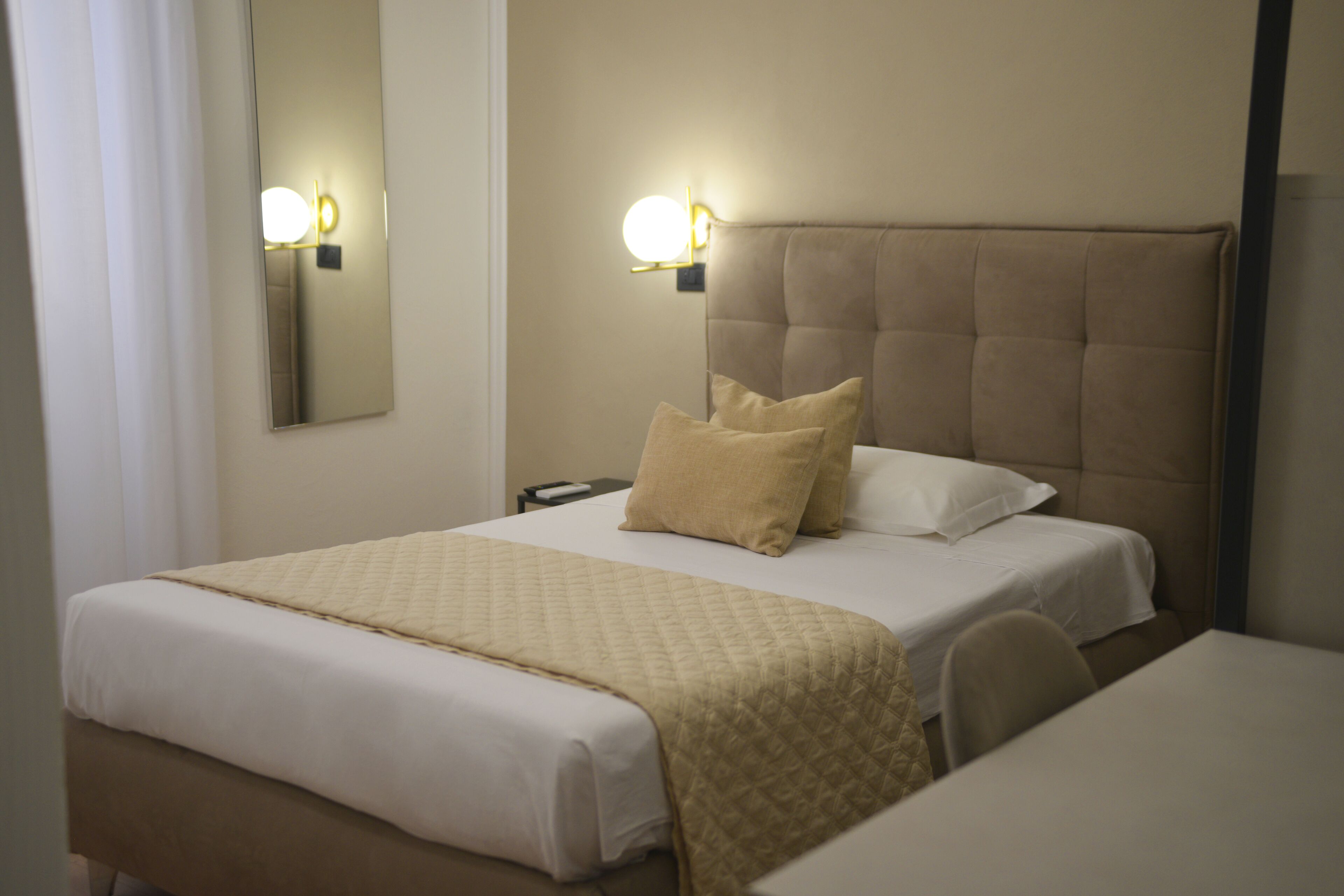classic single room, 1 large single bed, non smoking, private bathroom | minibar, in-room safe, desk, free wifi