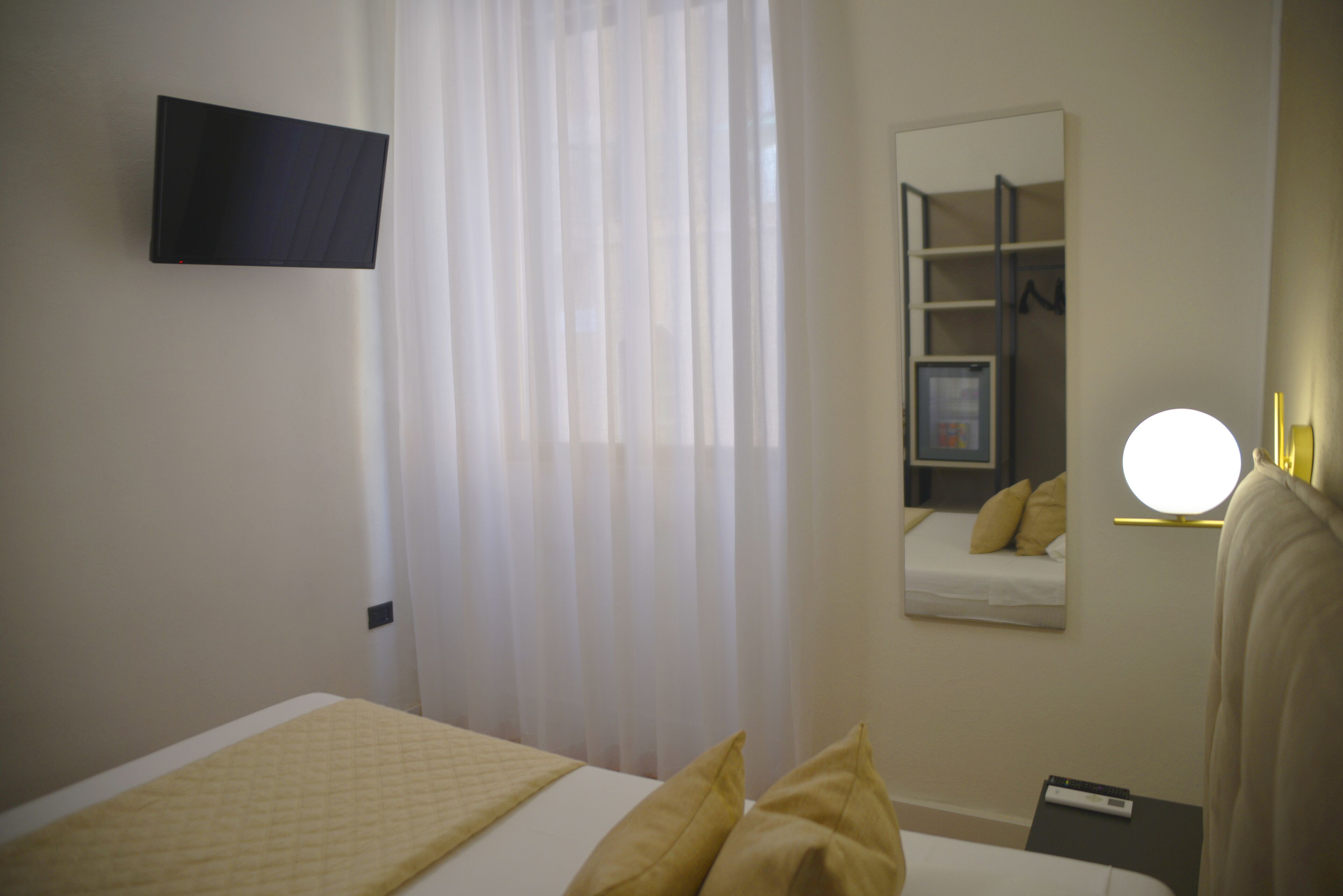 classic single room, 1 large single bed, non smoking, private bathroom | minibar, in-room safe, desk, free wifi