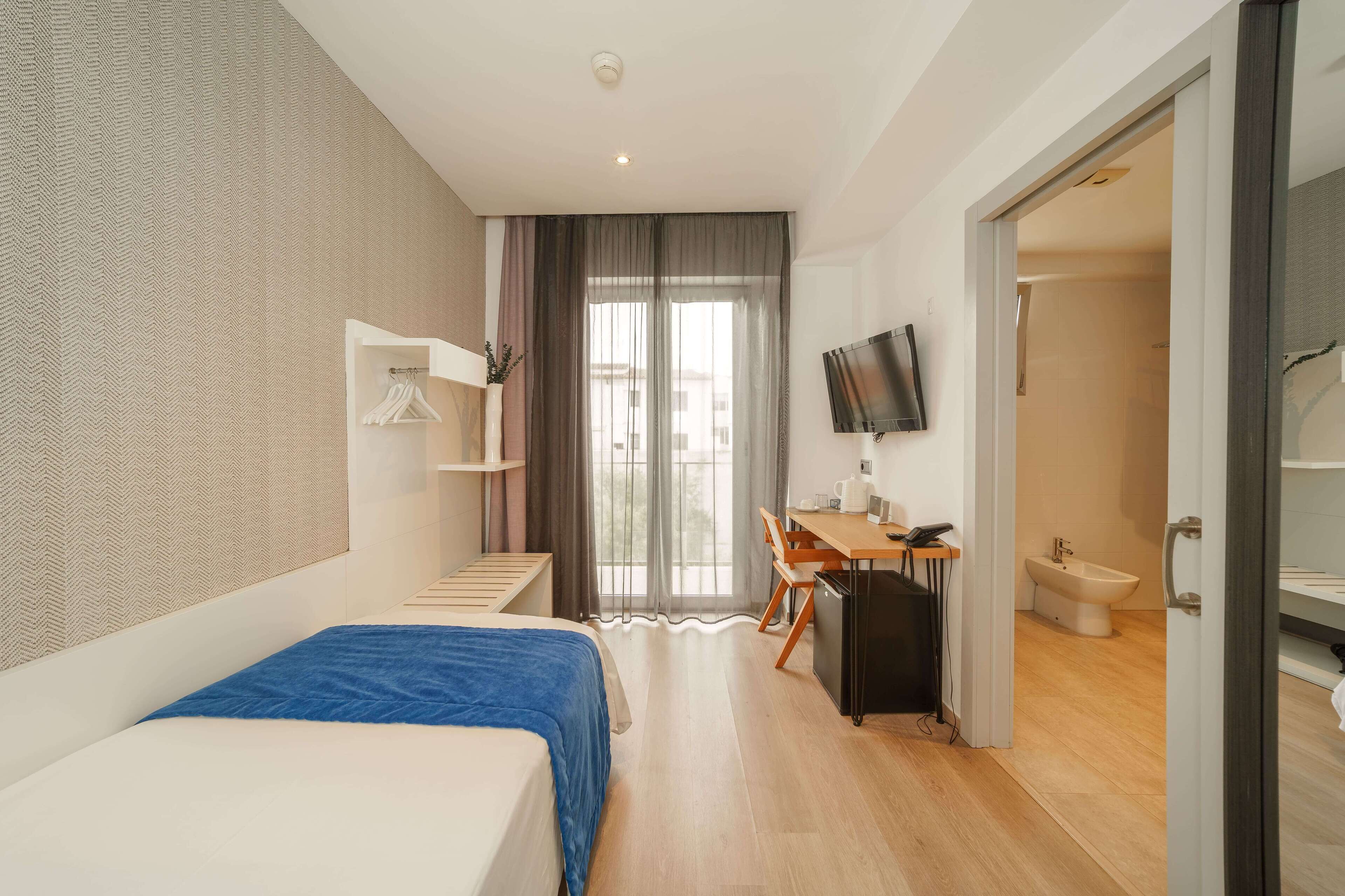 single room, balcony | minibar, in-room safe, desk, soundproofing