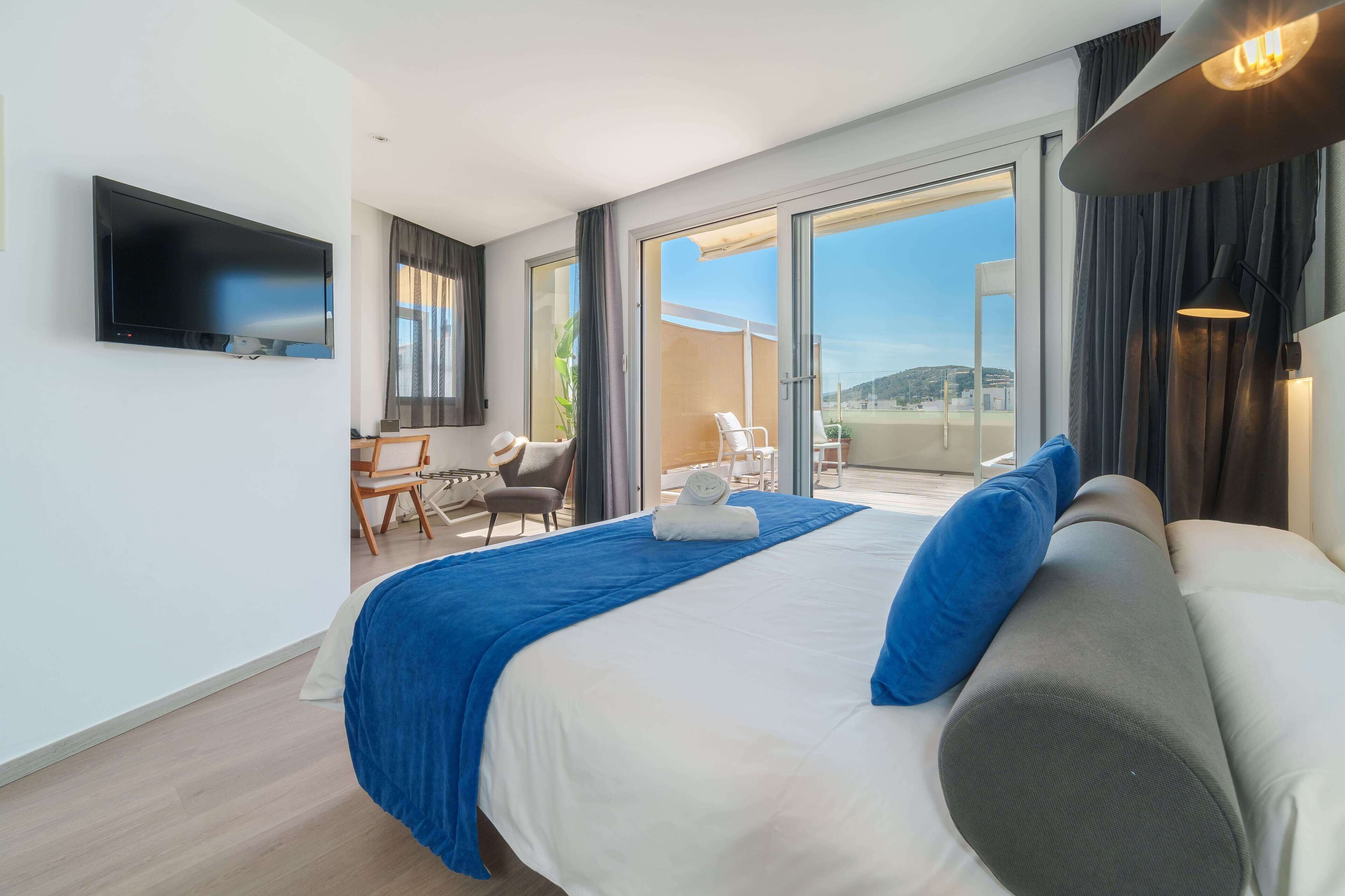 suite, terrace | minibar, in-room safe, desk, soundproofing