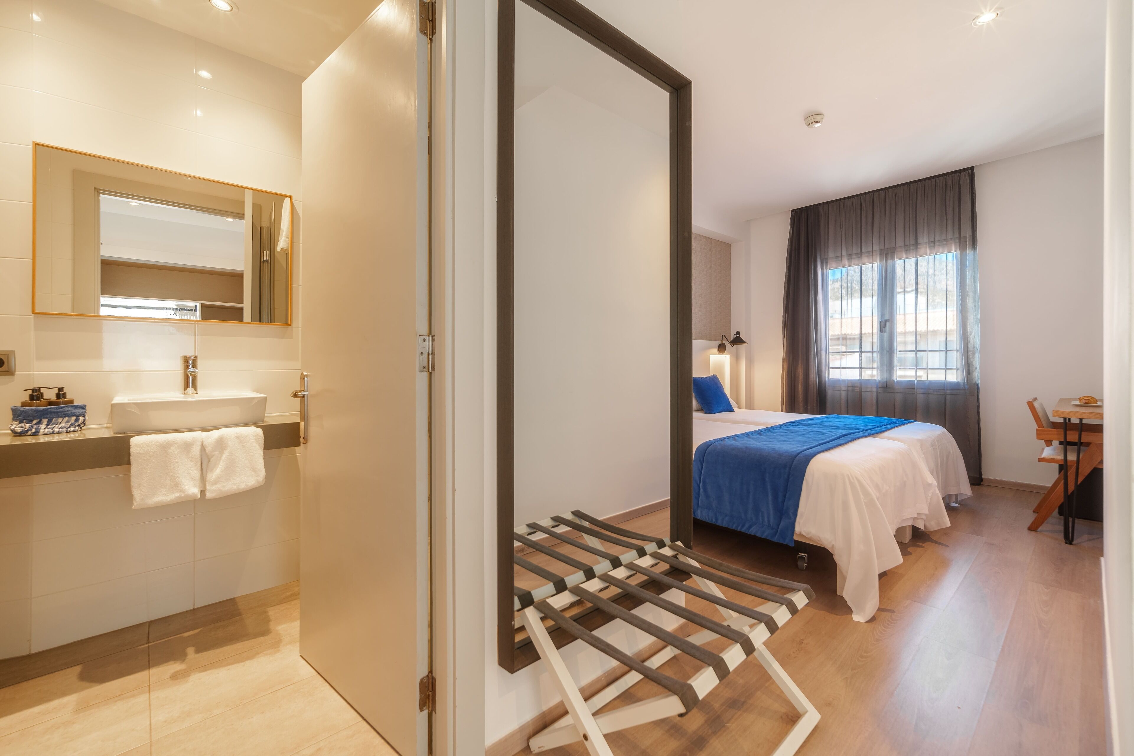 double room (interior) | minibar, in-room safe, desk, soundproofing