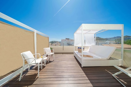 Suite, Terrace | Minibar, in-room safe, desk, soundproofing