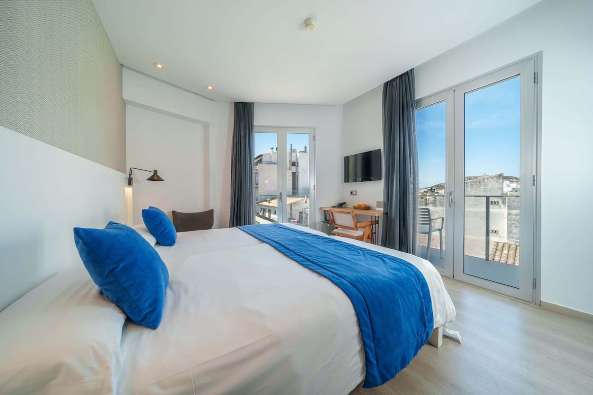 Superior Double Room, Balcony | Minibar, in-room safe, desk, soundproofing