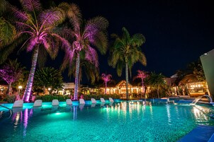 Piscina externa, funciona das 9h às meia-noite, guarda-sóis