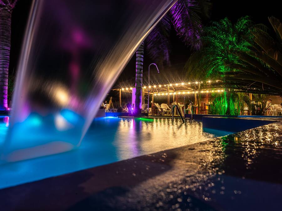 حمّام سباحة خارجي، مظلات على حمّام السباحة، مقاعد للتشمس