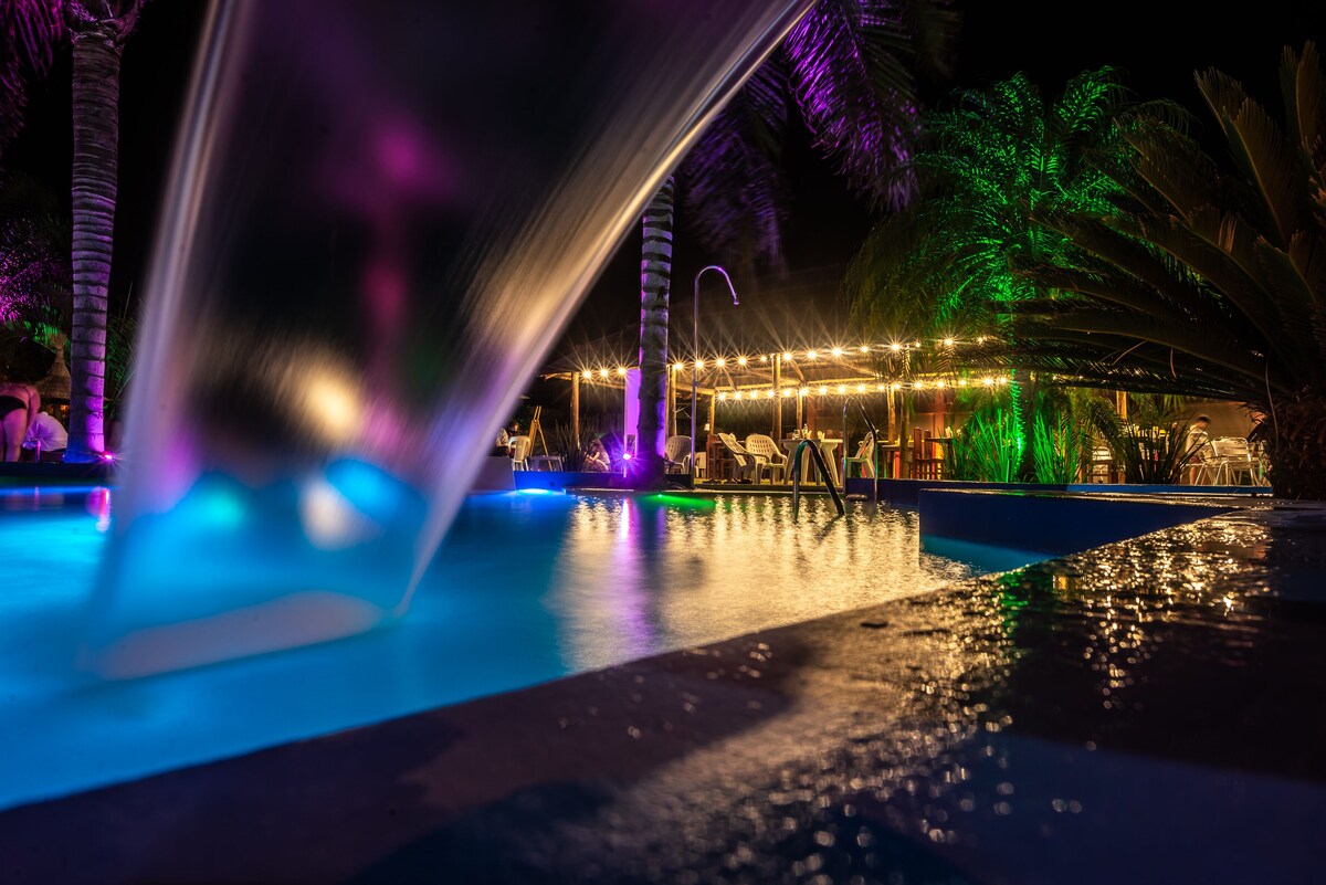 Una piscina al aire libre (de 09:00 a 00:00), sombrillas, tumbonas