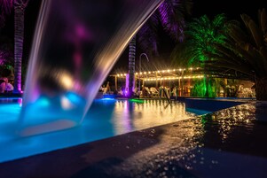 Piscina externa, funciona das 9h às meia-noite, guarda-sóis