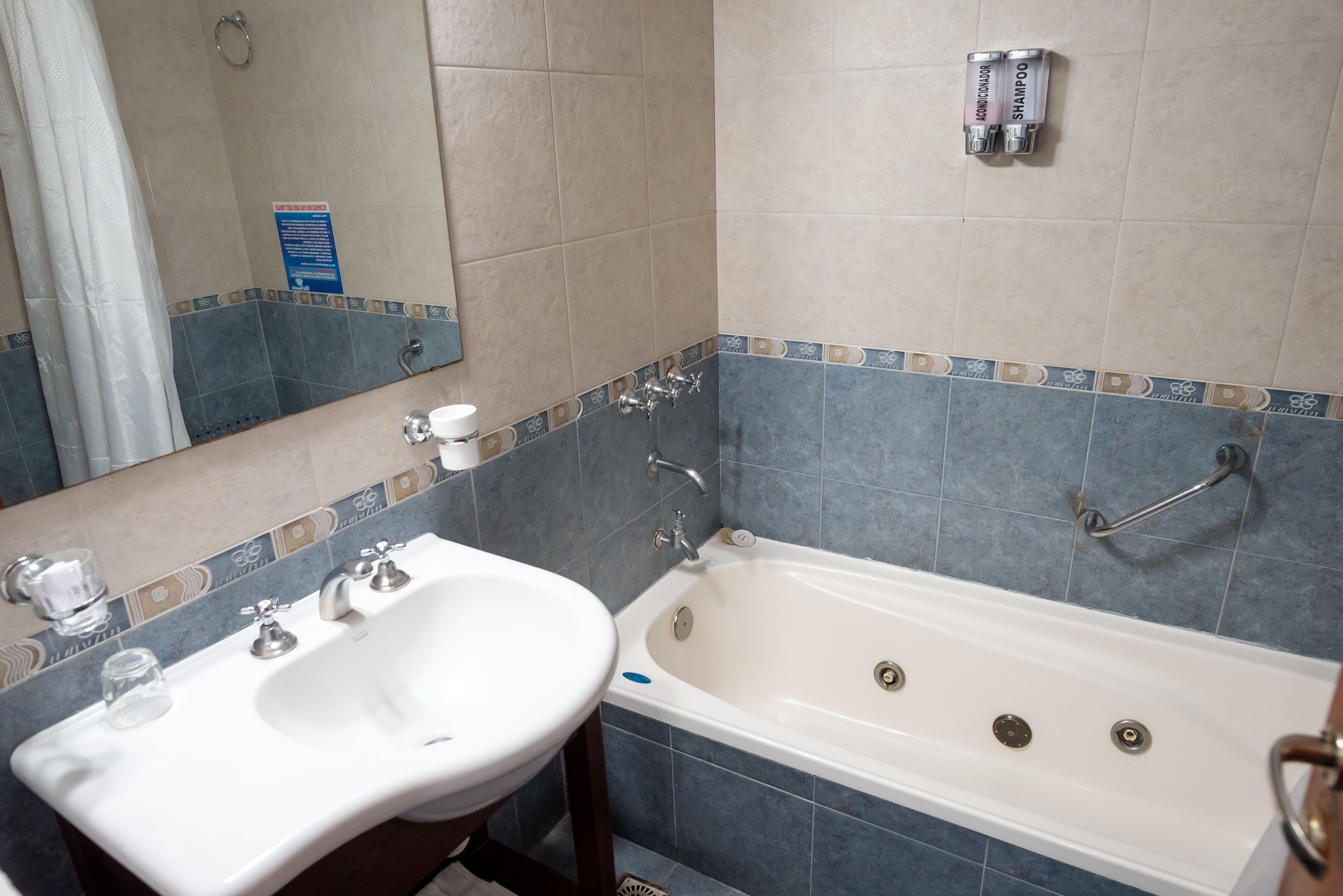 combined shower/bathtub, jetted bath, free toiletries, hair dryer
