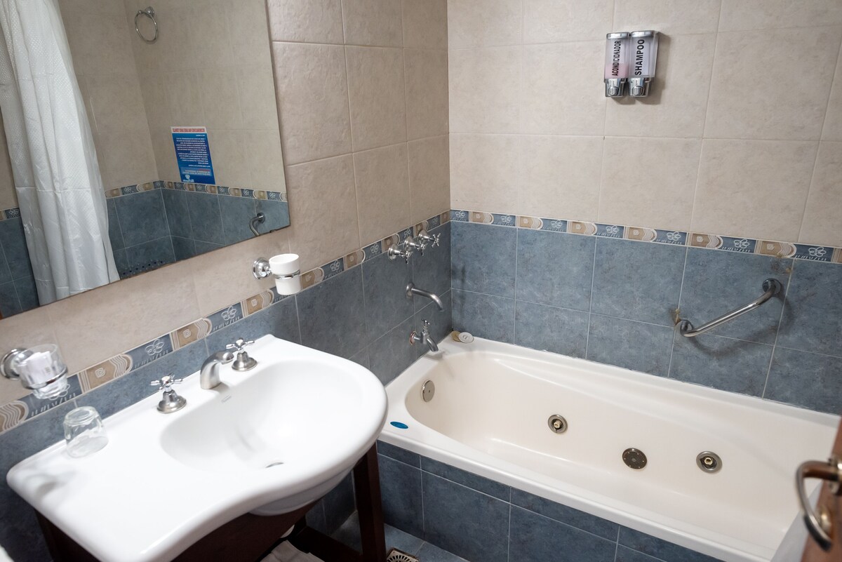 Ducha y bañera combinadas y bañera de hidromasaje