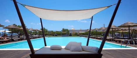Außenpool, Sonnenschirme, Liegestühle