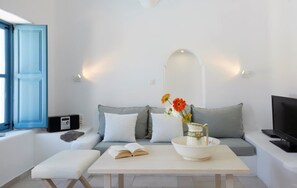 Deluxe-Zimmer, eigener Pool | Wohnbereich | 32-Zoll-LCD-Fernseher mit Satellitenempfang, Fernseher, DVD-Player