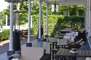 2 restaurantes; se sirve desayuno, almuerzo y cena; cocina internacional