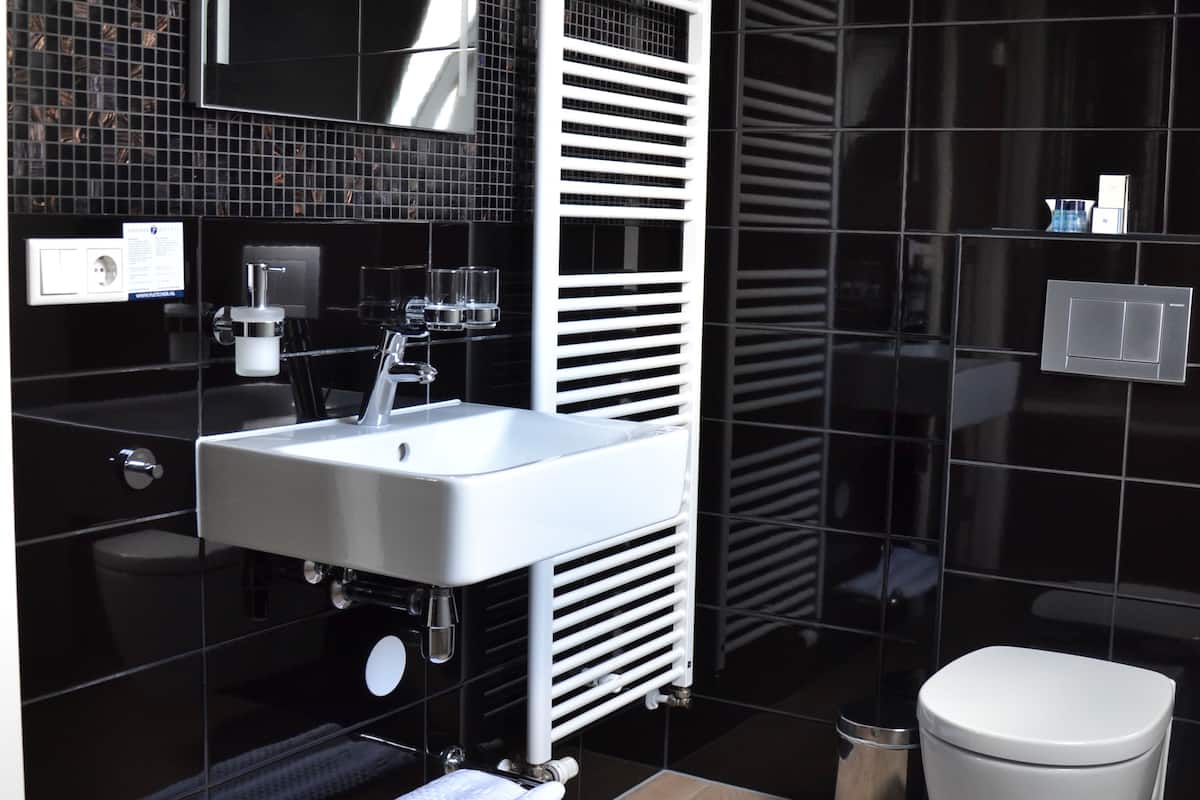 comfort double room, bathtub | bathroom | towels