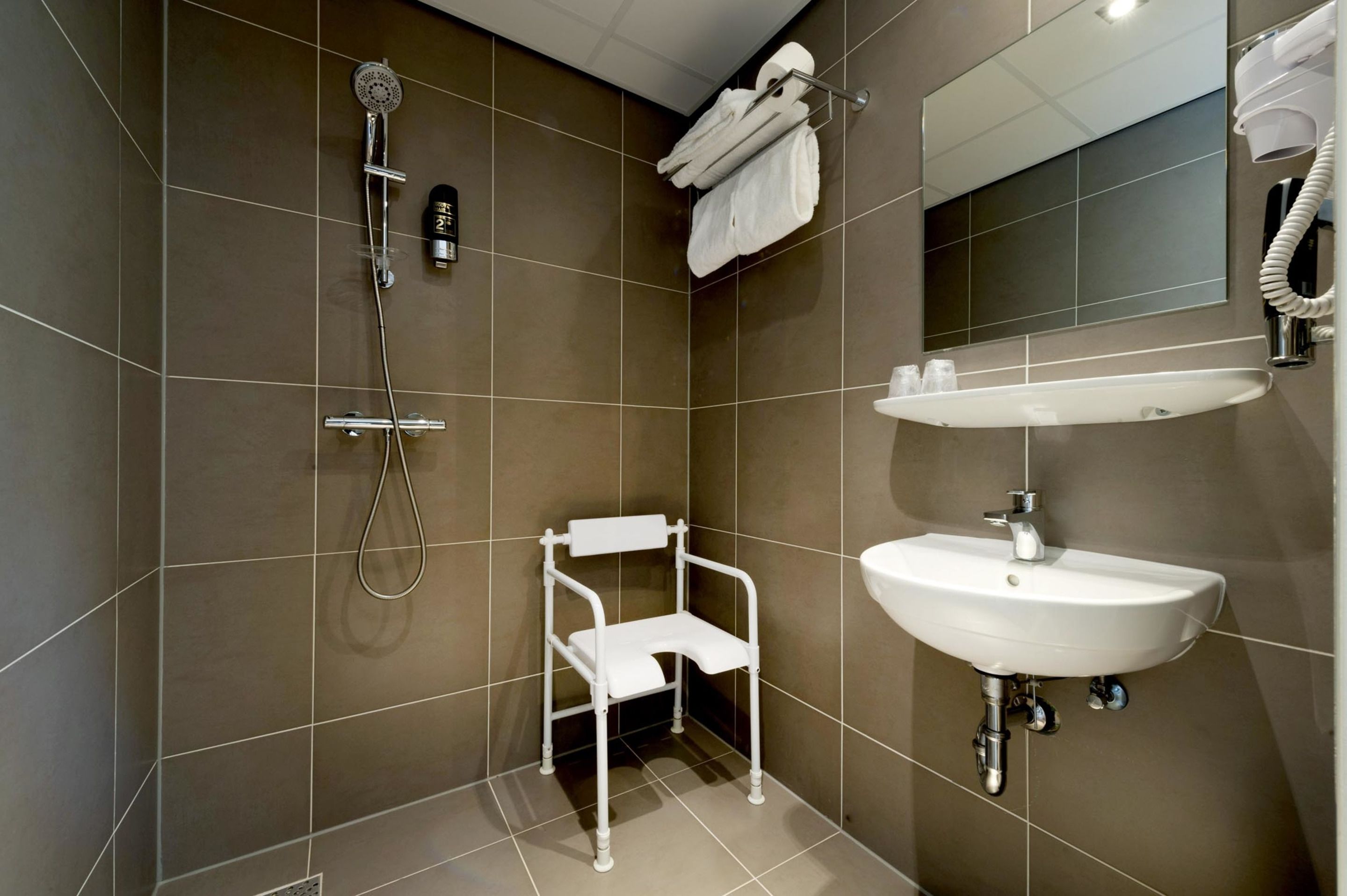 standard twin room, accessible | bathroom | shower, free toiletries, hair dryer, towels