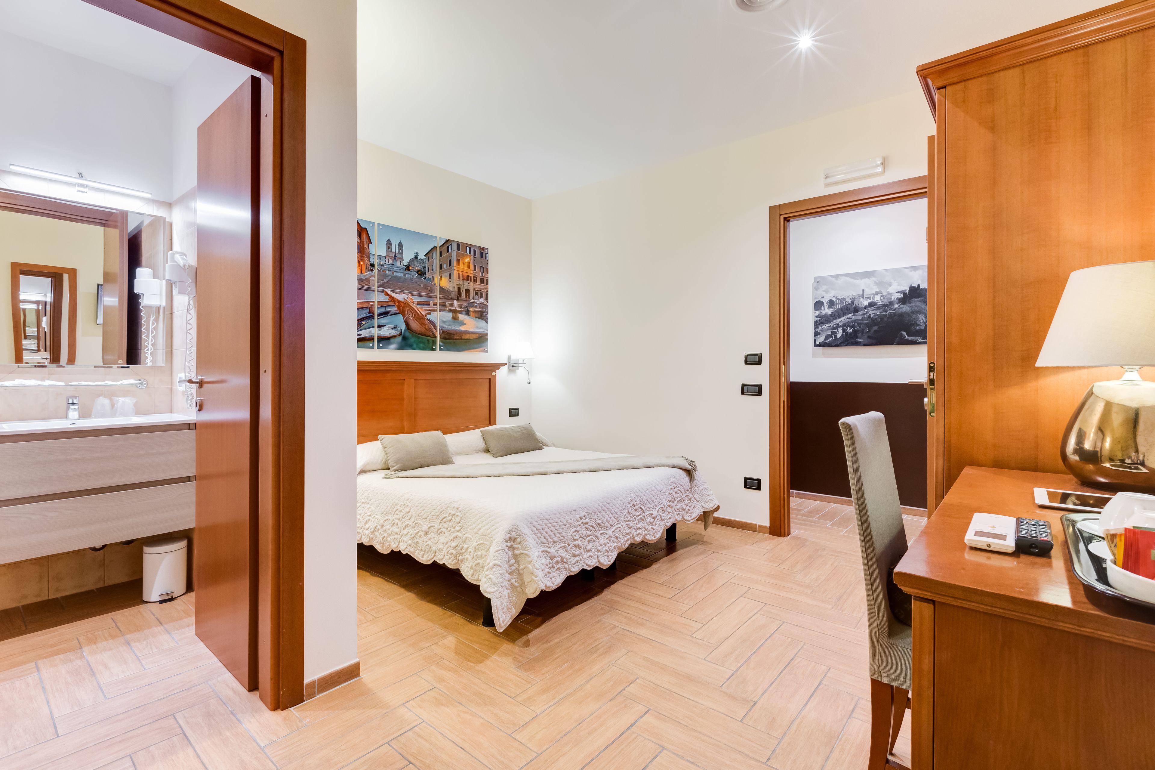 family room (comfort) | minibar, in-room safe, individually furnished, desk