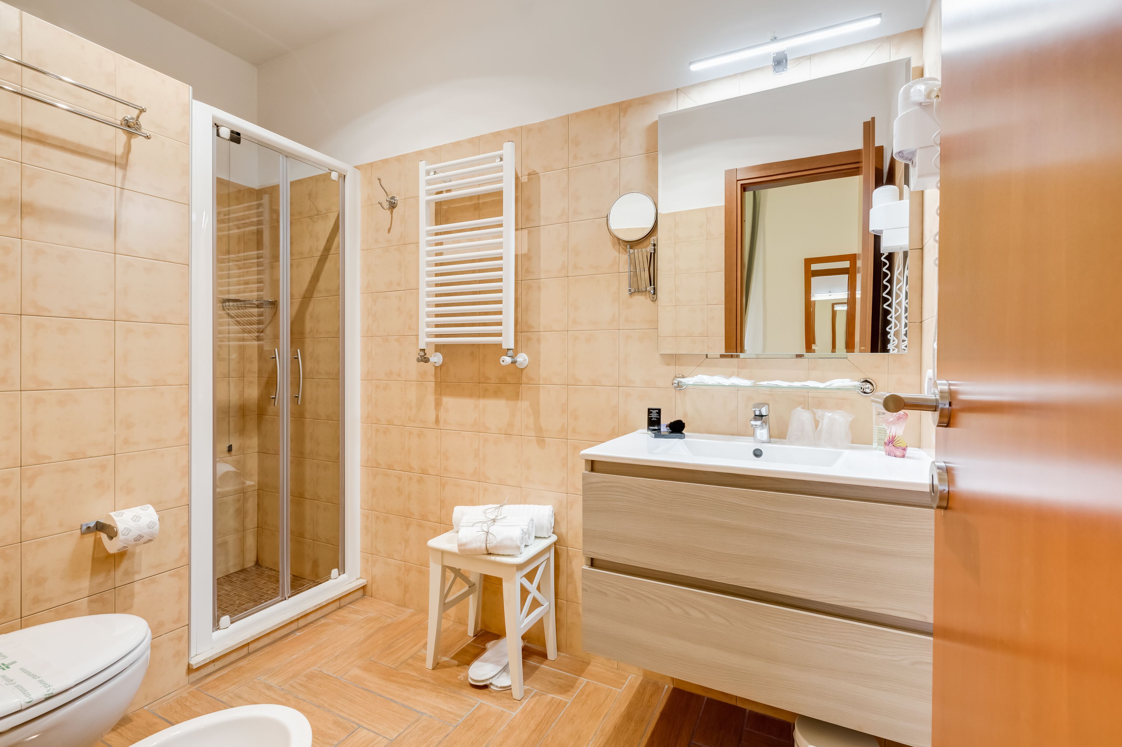 family room (comfort) | minibar, in-room safe, individually furnished, desk