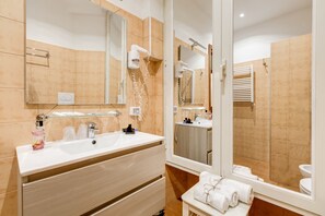 Shower, rainfall showerhead, free toiletries, hair dryer - Residenza Roma (Rome)