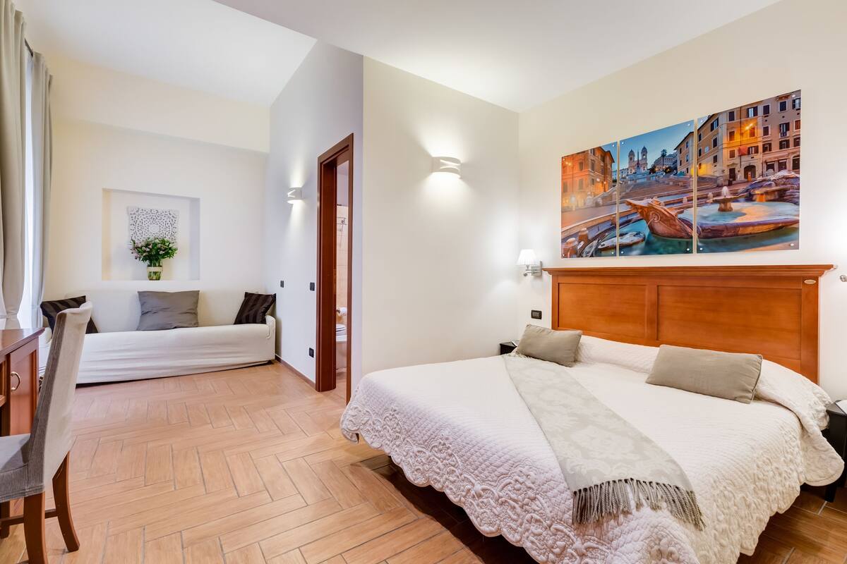 Family Room (Comfort) | Minibar, in-room safe, desk, blackout drapes