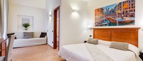 Una camera da letto con un letto grande, una testiera in legno, un quadro che raffigura un panorama urbano e un tavolino con una sedia.