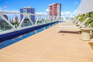 Piscine extérieure, parasols de plage, chaises longues