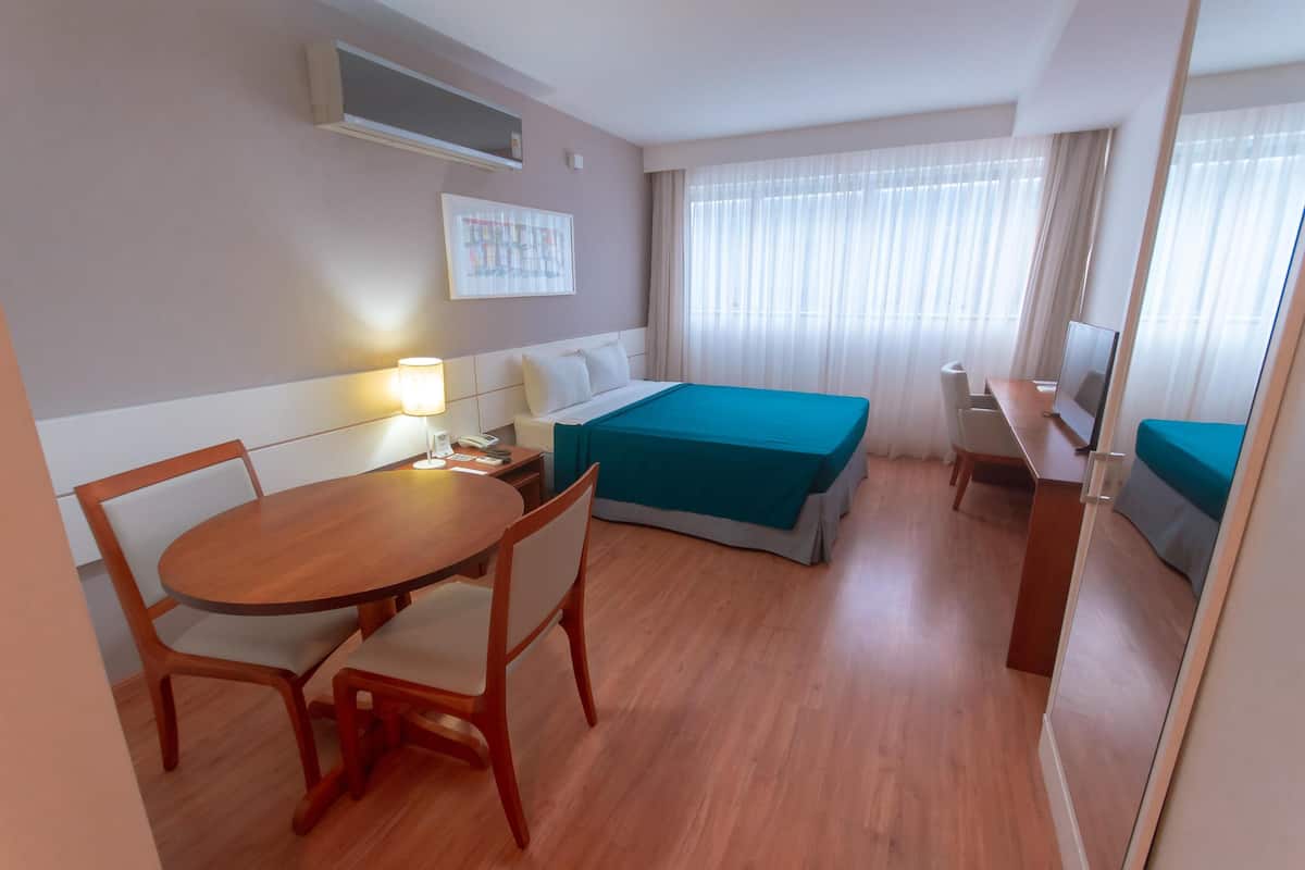 Schreibtisch, Verdunkelungsvorhänge, schallisolierte Zimmer
