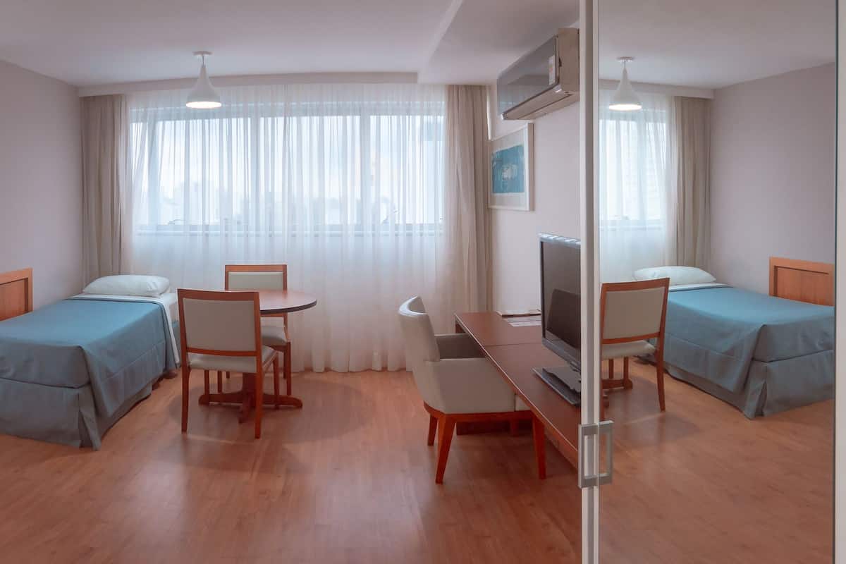 Chambre Standard avec lits jumeaux, 1 grand lit, accessible aux personnes à mobilité réduite