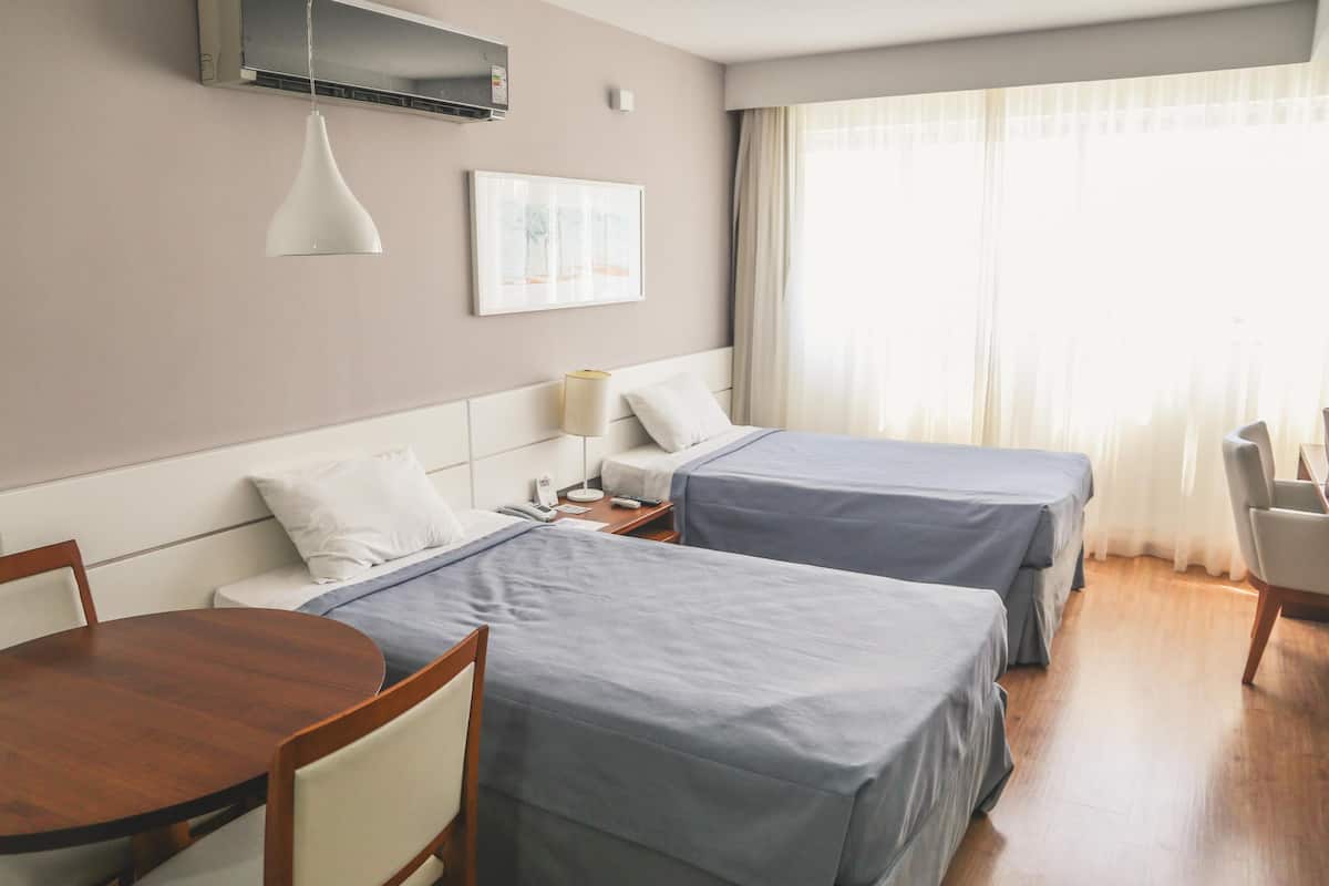 Schreibtisch, Verdunkelungsvorhänge, schallisolierte Zimmer