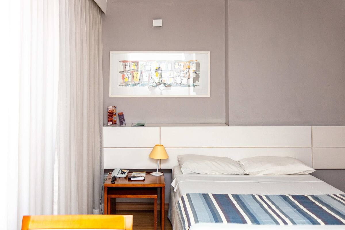 Studio Cama Casal | Desk, blackout curtains, soundproofing, free WiFi