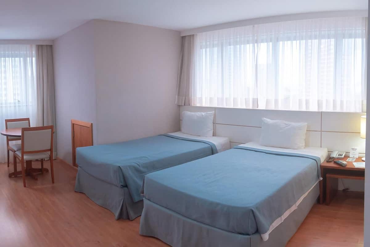 Schreibtisch, Verdunkelungsvorhänge, schallisolierte Zimmer