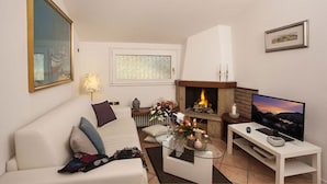 Junior Suite | Living area | 28-inch LED TV with digital channels, TV - Hotel Ristorante Locanda Rosy - B&B (Cattolica)