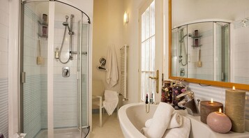 Junior Suite | Bathroom | Shower, free toiletries, hair dryer, bidet