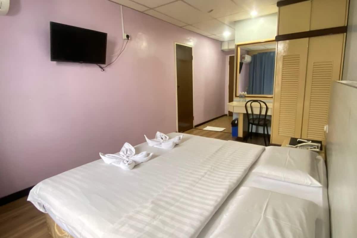 Deluxe Double Room | 1 bedroom, desk, laptop workspace, iron/ironing board