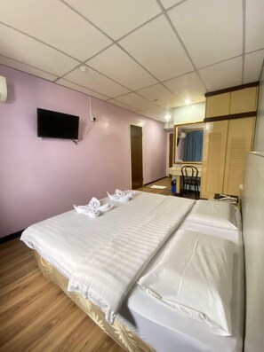 Deluxe Double Room | 1 bedroom, desk, laptop workspace, iron/ironing board