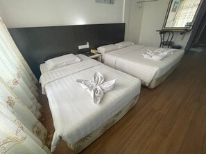 Kamar Triple Deluks | Meja kerja, ruang kerja ramah laptop, dan setrika/meja setrika