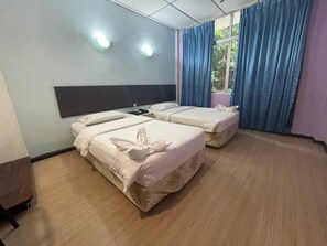 Chambre Deluxe avec lits jumeaux | Bureau, espace de travail pour ordinateurs portables