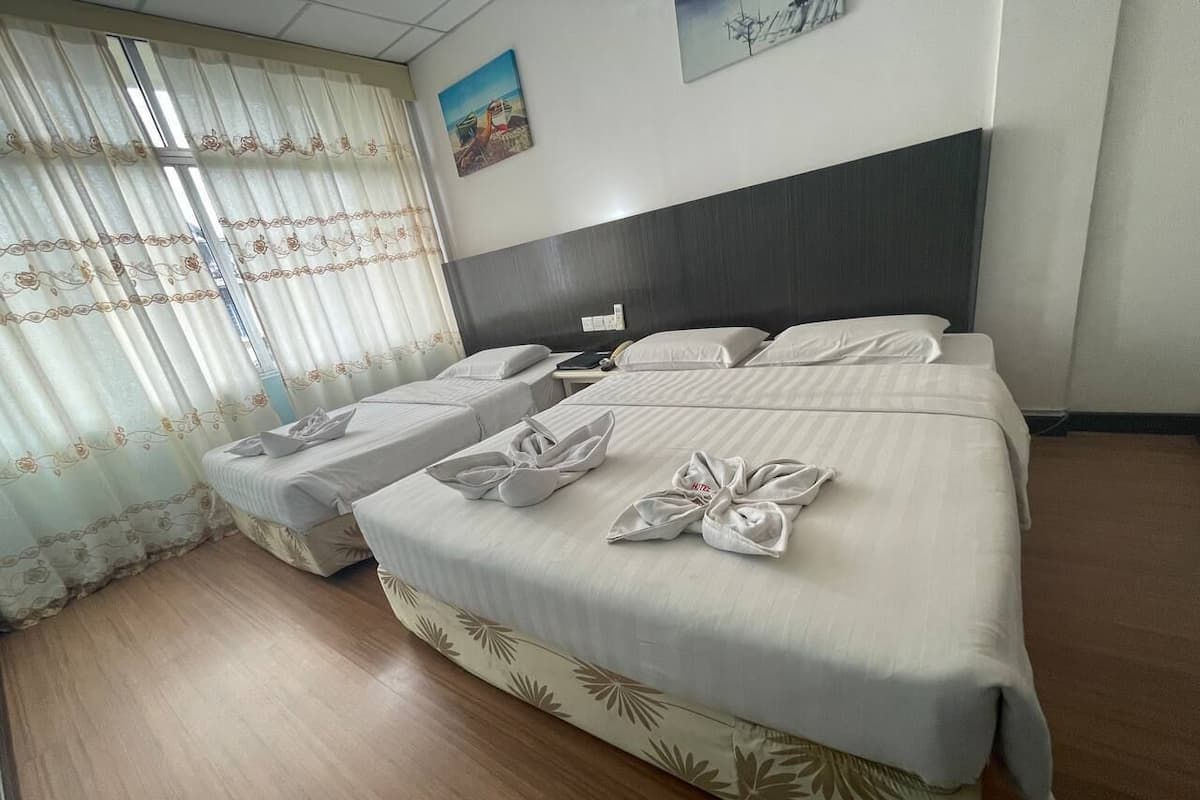 Deluxe Triple Room | 1 bedroom, desk, laptop workspace, iron/ironing board