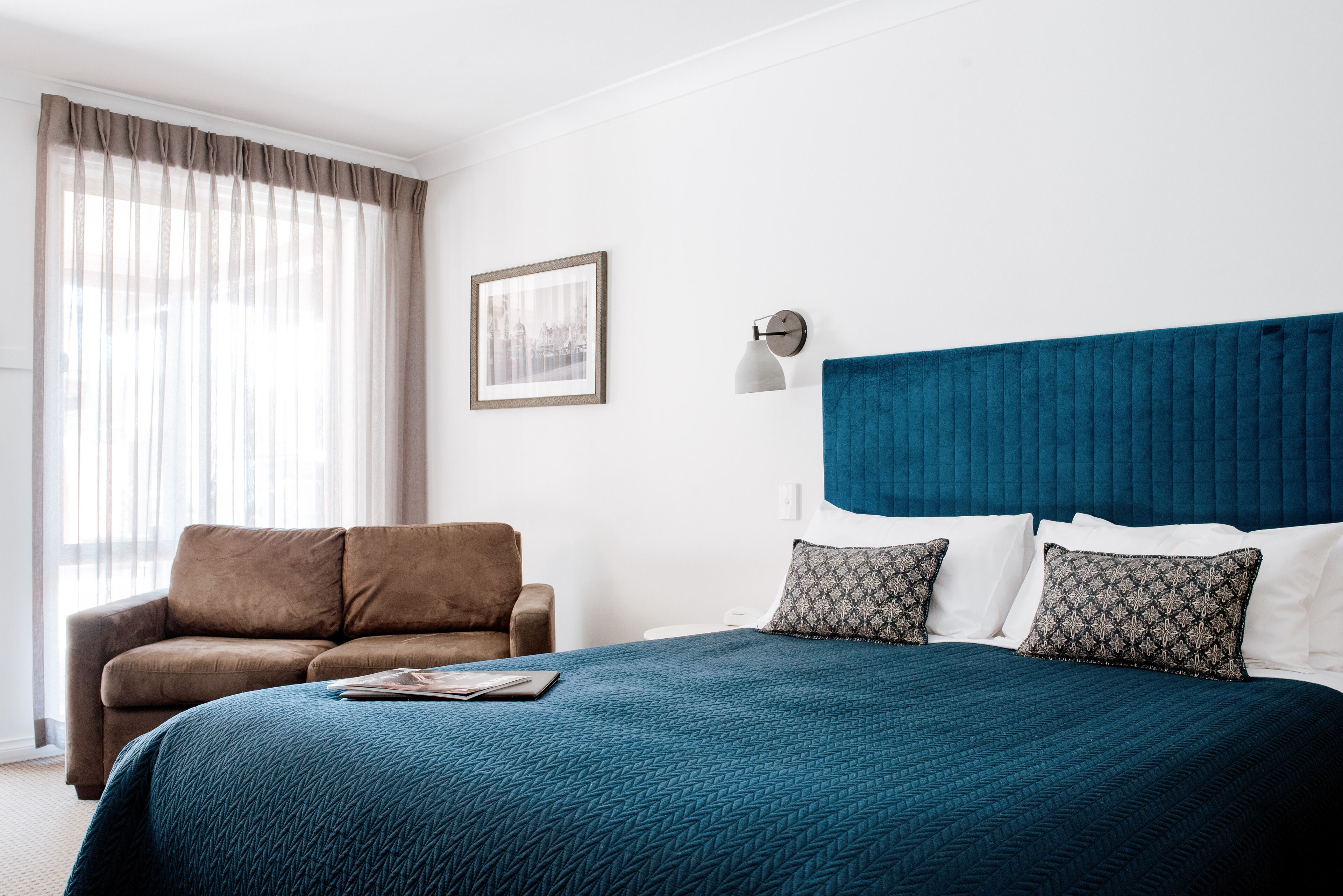 Deluxe-huone, 1 keskisuuri parisänky | Minibaari, tallelokero huoneessa, silitysrauta/-lauta, ilmainen Wi-Fi