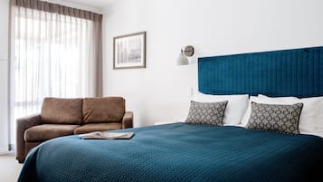 Deluxe-huone, 1 keskisuuri parisänky | Minibaari, tallelokero huoneessa, silitysrauta/-lauta, ilmainen Wi-Fi