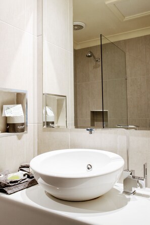 Deluxe Queen Room | Bathroom | Shower, free toiletries, hair dryer, towels