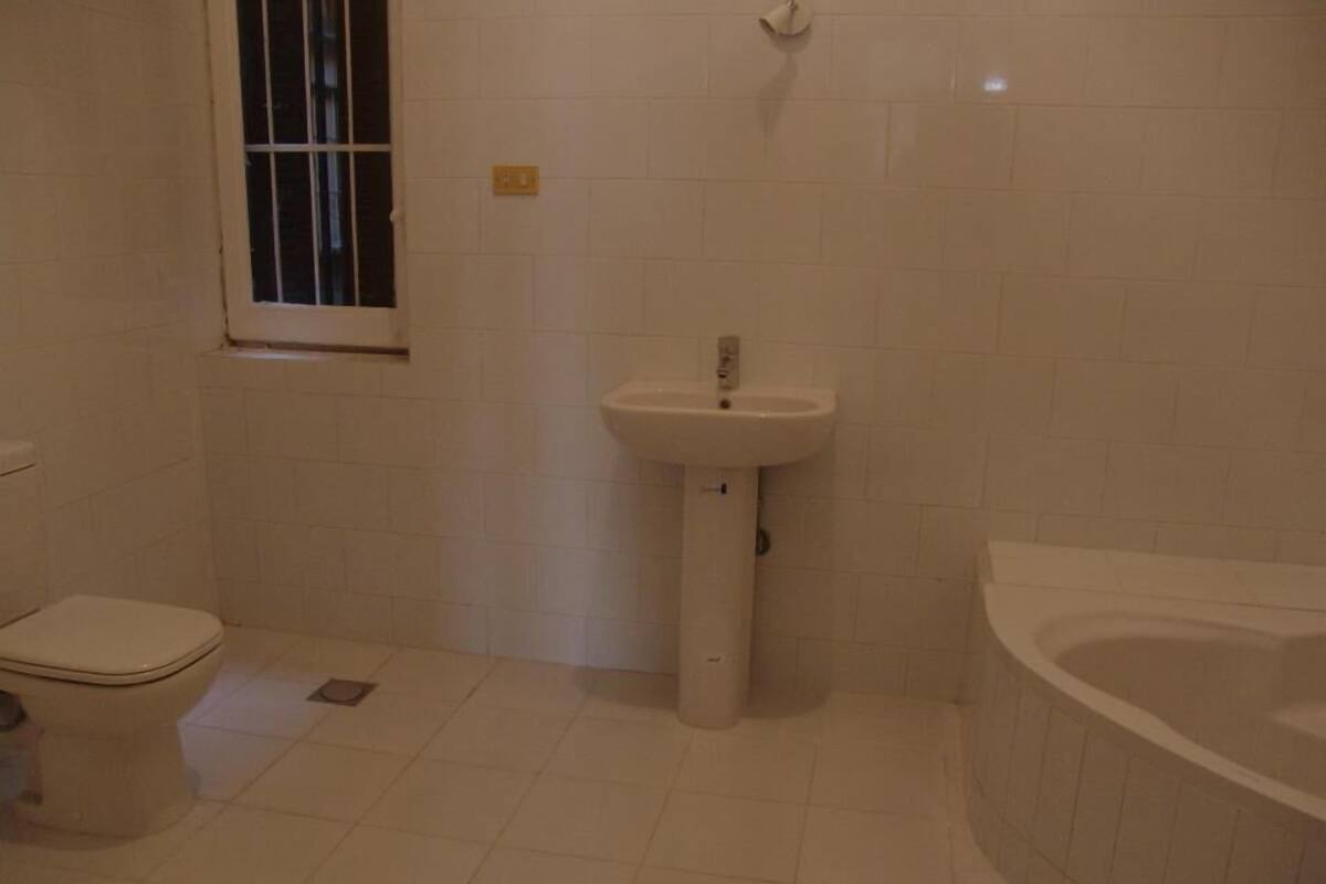 Combined shower/bathtub, free toiletries, hair dryer, bidet