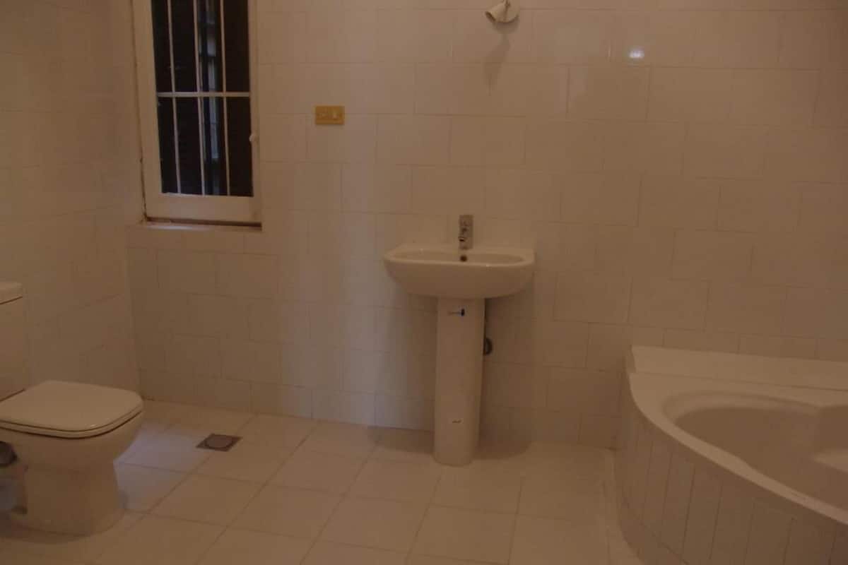 Combined shower/tub, free toiletries, hair dryer, bidet