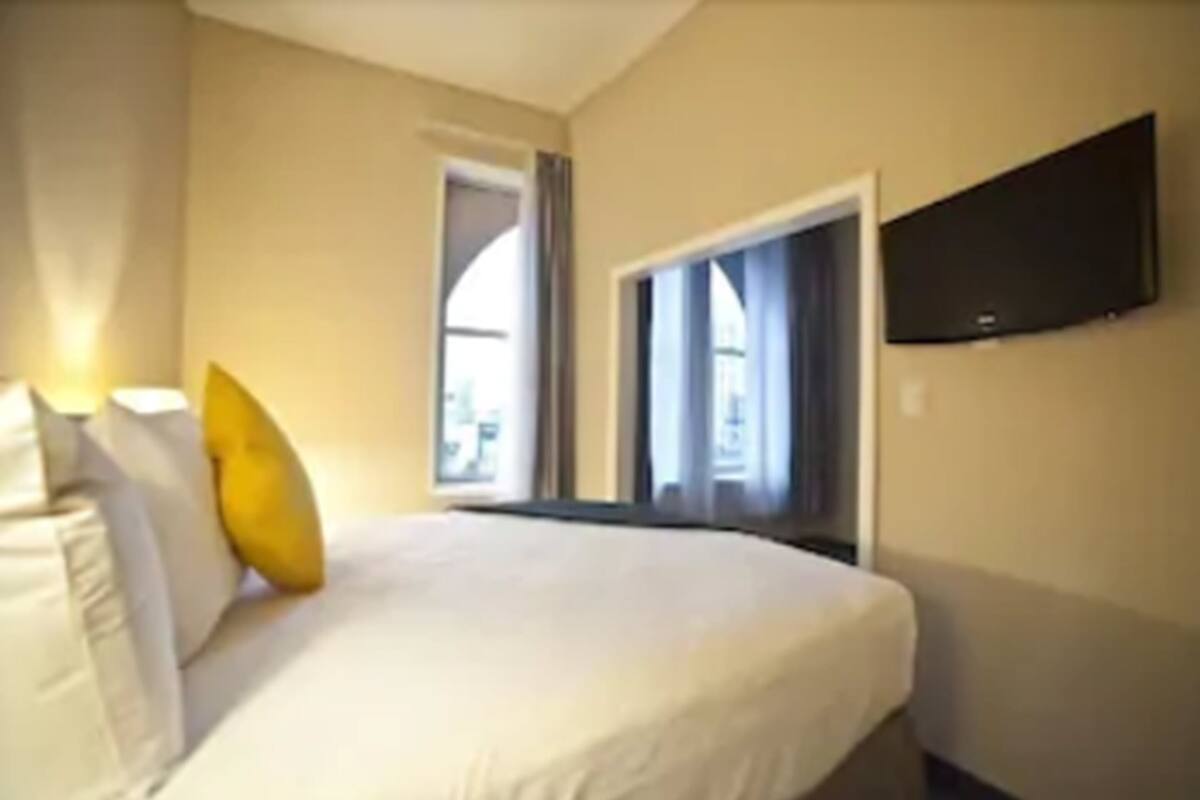 Executive Suite | Egyptian cotton sheets, premium bedding, pillowtop beds, in-room safe