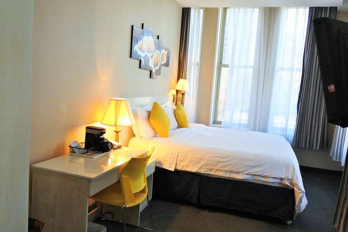 Egyptian cotton sheets, premium bedding, pillowtop beds, in-room safe
