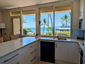 Departamento Premier, 2 habitaciones, vista a la playa | Área de sala de estar | Televisión LCD de 32 pulgadas con canales digitales y televisión 