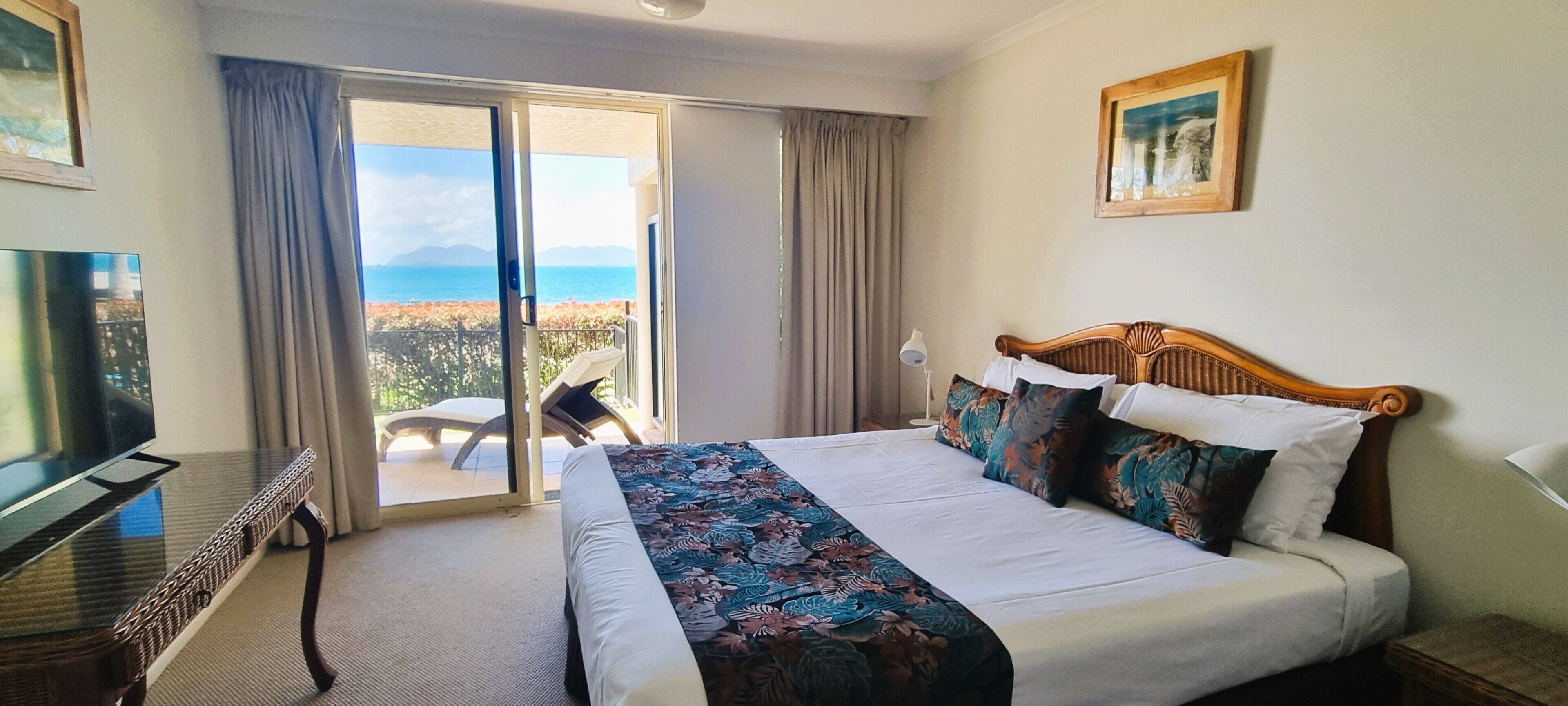 Leilighet – premier, 2 soverom, strandutsikt | Senger med overmadrass, individuelt dekorert og individuelt innredet